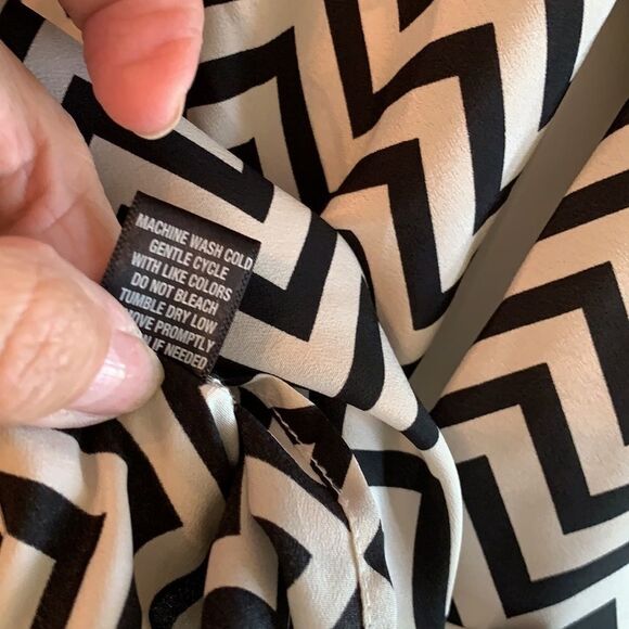 WISHFUL PARK 3/4 sleeve chevron blouse - Picture 5 of 5